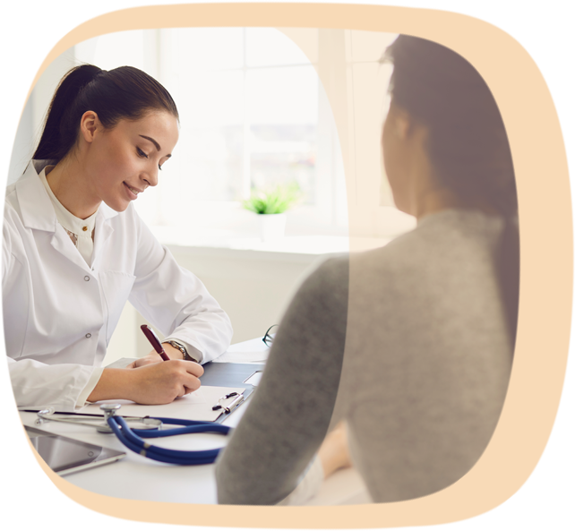 Eine Ärztin füllt einen Bogen zusammen mit ihrer Patientin aus