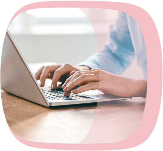 Eine Person schreibt etwas auf ihrem Laptop