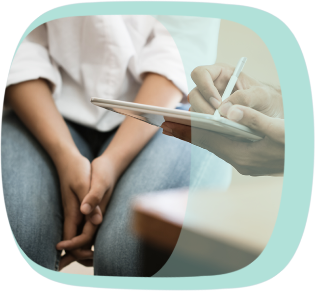 Eine Person beim Gespräch mit dem Arzt, welche sich auf einem Tablet Notizen macht