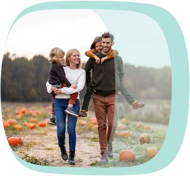 Eine Familie macht einen Spaziergang auf einem Feld mit Kürbissen