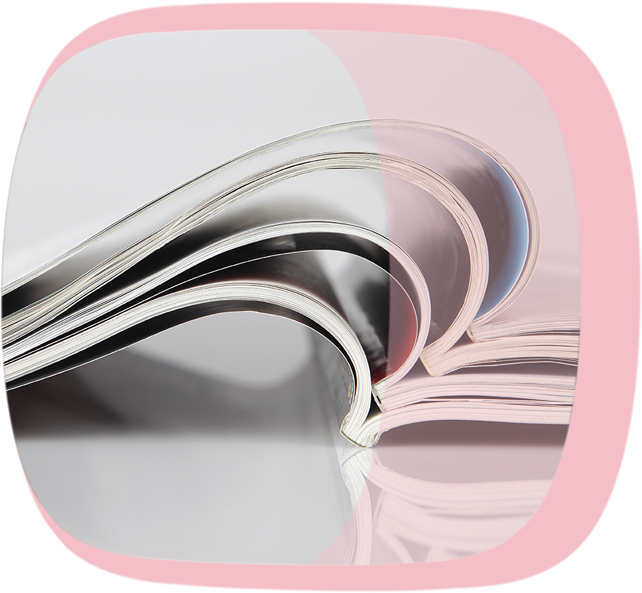 Ein paar aufgeschlagene Broschüren