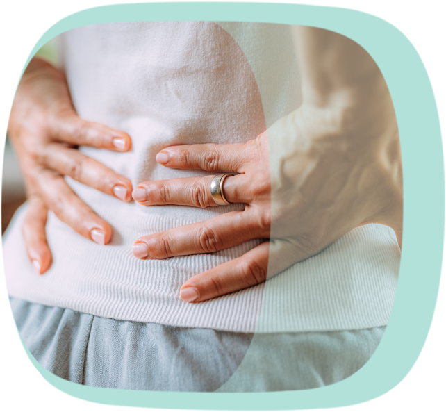 Eine Person stützt ihre Hände in den Rücken