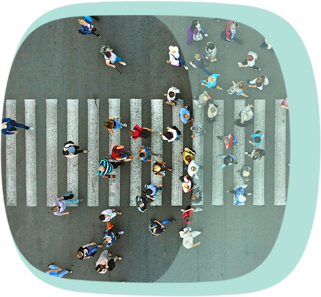 Eine Luftaufnahme von Personen die einen Zebrastreifen überqueren