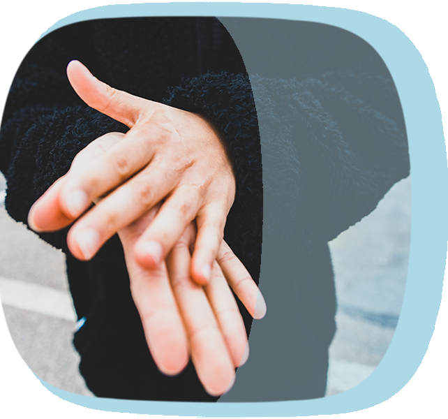 Ein Mann reibt sich die schmerzenden Hände