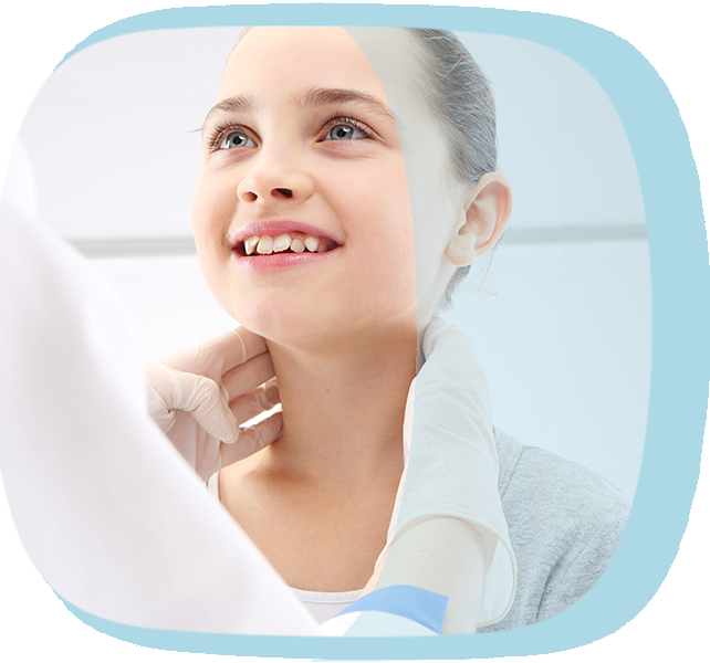 Eine Ärztin tastet die Halswirbelsäule eines Mädchens ab