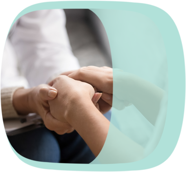 Zwei Personen halten sich an den Händen