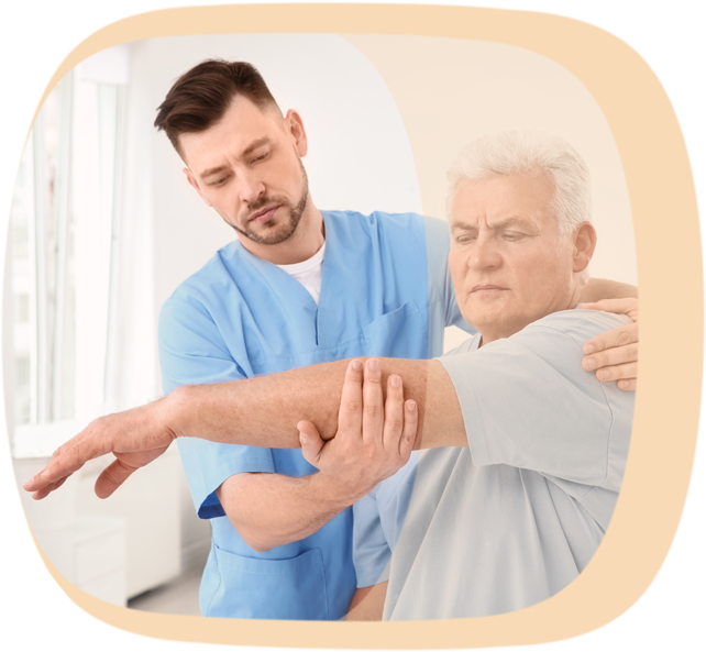 Ein Krankenpfleger hilft einem Patienten bei Dehnübungen