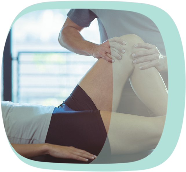 Behandulungsoptionen axSpA Ein Physiotherapeut behandelt einen Patienten