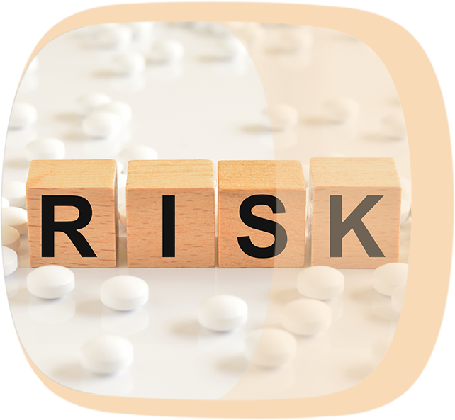 Unerwünschte Arzneimittelwirkungen Das Wort Risk zusammengesetzt aus Würfeln mit Buchstaben darauf