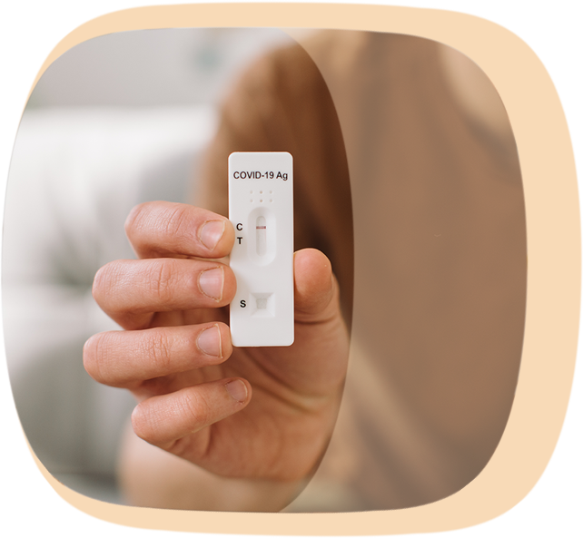 Eine Person hält einen Corona Selbsttest in der Hand