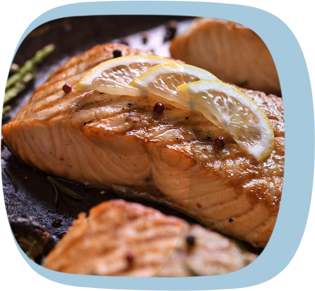 Omega-3-Fettsäuren und Antioxidantien Angebratenes Lachsfilet in einer Pfanne
