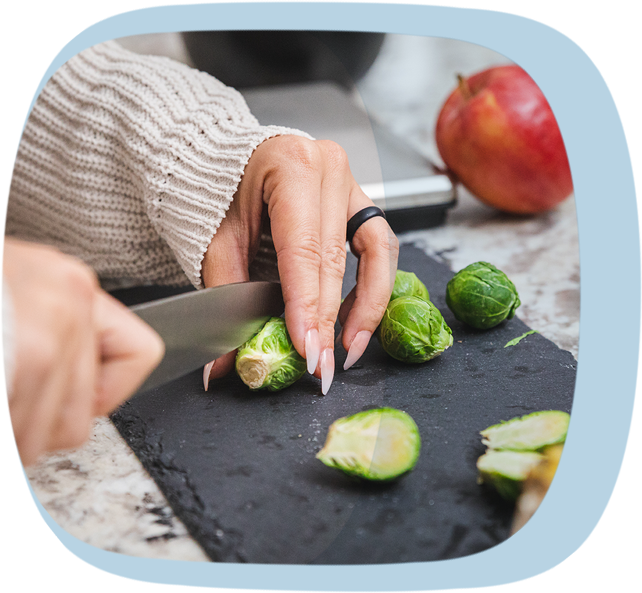 Eine Person schneidet Rosenkohl