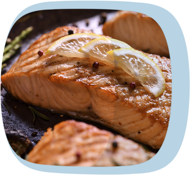 Angebratenes Lachsfilet in einer Pfanne