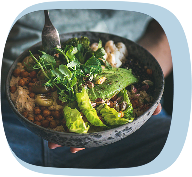 Eine Schüssel mit einer Bowl aus Kichererbsen und Salat