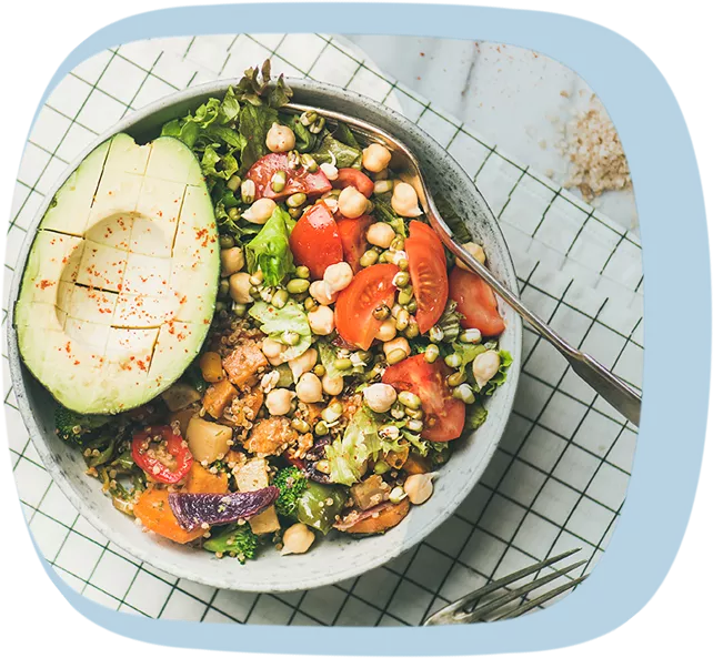Vegetarische und vegane Ernährung bei Rheuma Eine Bowl mit Avocado und Salat
