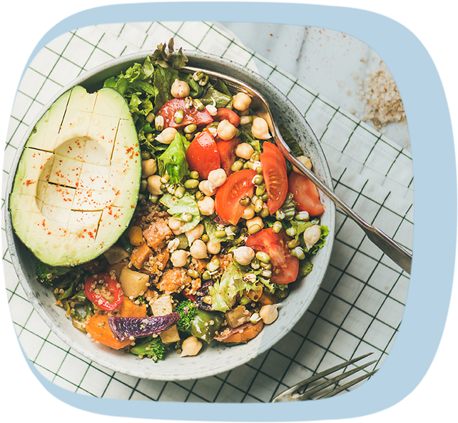 Eine Bowl mit Avocado und Salat