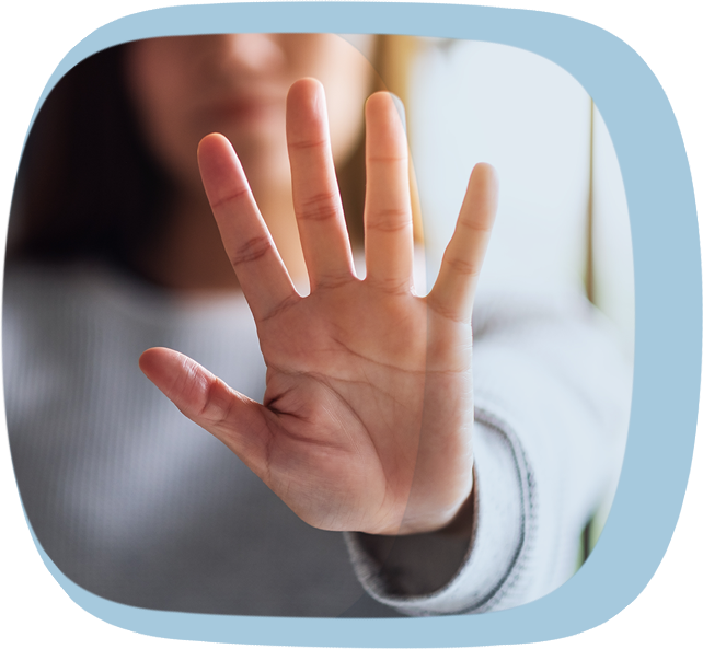Auf welche Lebensmittel sollte man bei Rheuma verzichten? Eine Person hält ihre Hand stoppend nach oben