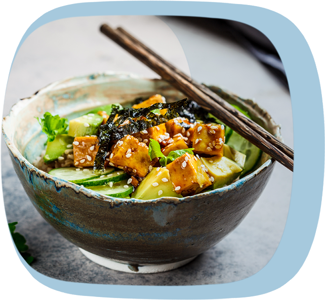 Exkurs: Von guten und schlechten Fettsäuren Ein asiatischer Salat in einer Schüssel mit Stäbchen