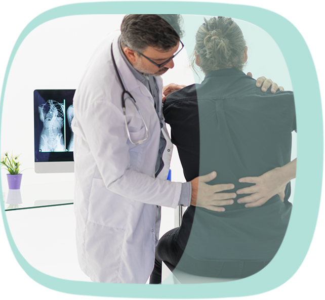 Ein Arzt untersucht seine Patientin