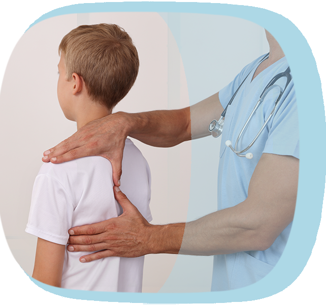 Ein Arzt tastet die Schulter eines Jungen ab