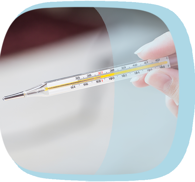 Eine Frau hält einen Fieberthermometer in der Hand