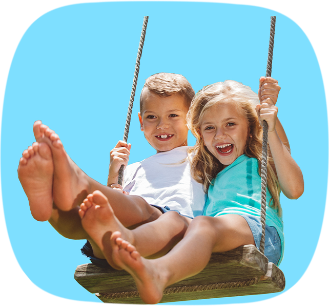 Info Rheuma: Zwei Kinder sitzen auf einer Schaukel und lachen